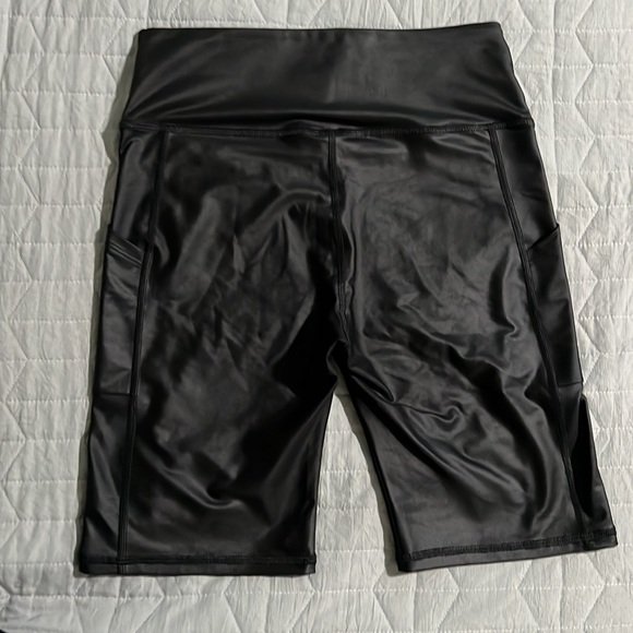 Faux leather look biker shorts - Picture 2 of 4